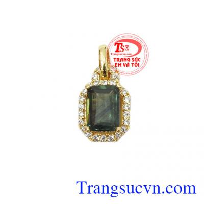 Mặt dây saphir quyền quý tôn lên vẻ đẹp sang trọng, đẳng cấp cho người đeo