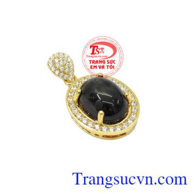 Mặt dây saphir sao quý phái là sự kết hợp hoàn hảo từ đá saphir sao thiên nhiên và vàng tây 14k sáng bóng.