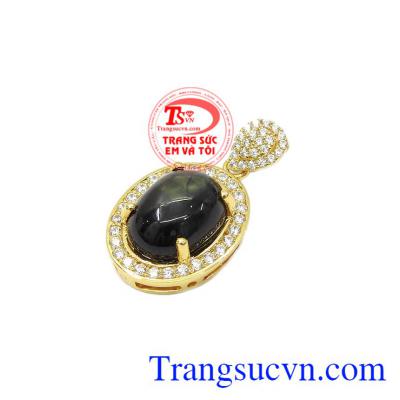 Sản phẩm được thiết kế mang phong cách cổ điển, sang trọng và quyến rũ giúp tôn vinh nét đẹp của người phụ nữ. Mặt dây saphir sao quý phái