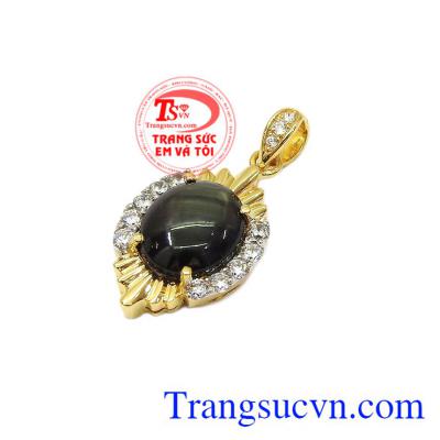 Đá saphir sao thiên nhiên mang đến may mắn, thành công, giúp người dùng luôn đưa ra quyết định sáng suốt. Mặt dây saphir sao quý tộc