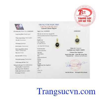 Các chi tiết trên sản phẩm cũng được chăm chút, tỉ mỉ như tính cách của người phụ nữ vậy. Mặt dây saphir sao quý tộc