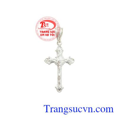 Mặt dây thánh giá bạc tinh tế có thể kết hợp với nhiểu kiểu dây chuyền, đeo hợp thời trang.