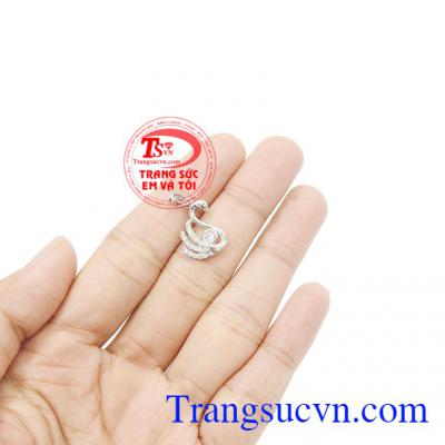 Mặt dây chuyền nữ vàng dễ kết hợp cùng nhiều kiểu dây chuyền vàng