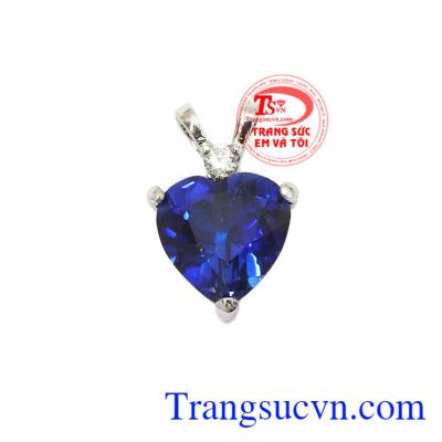 Mặt dây trái tim sang trọng được thiết kế từ vàng trắng 14k sang trọng, đẳng cấp kết hợp với đá saphir nhân tạo đẹp