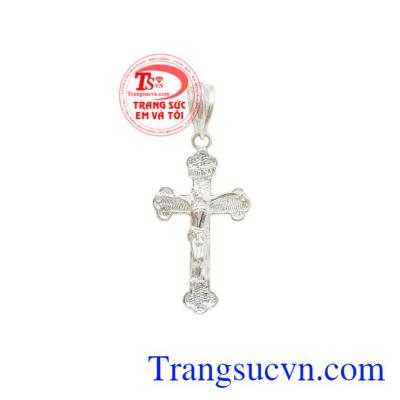 Mặt thánh giá bạc chất lượng được chạm khắc tinh xảo, đường nét tinh tế.