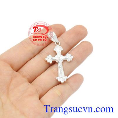Mặt thánh giá bạc nhỏ xinh đem lại bình an.