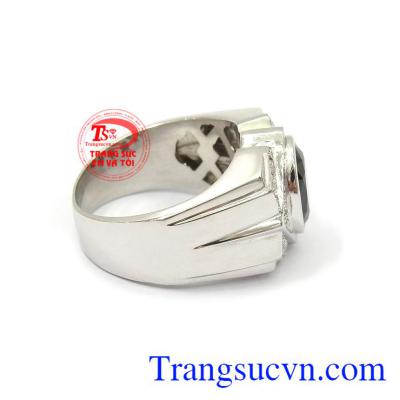 Đeo Nhẫn bạc nam Sapphire quyền lực sẽ mang lại nhiều may mắn, tài lộc và bình an