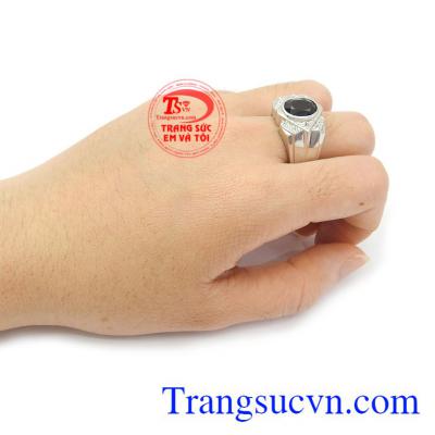 Nhẫn bạc nam Sapphire quyền lực phù hợp làm quà tặng cho người bạn yêu thương những dịp ý nghĩa