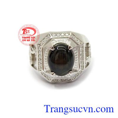 Nhẫn bạc nam Sapphire sang trọng trong phong thủy còn có tác dụng mang lại bình an, may mắn và bình an