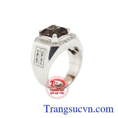Nhẫn nam bạc thạch anh ám khói được chế tác tỉ mỉ, lịch lãm, dành cho nam.