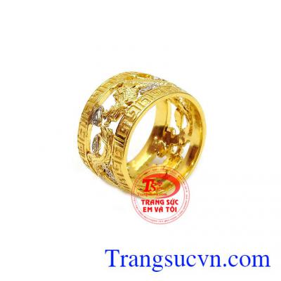 Nhẫn nam chạm khắc rồng là sản phẩm được chế tác tinh xảo, tỉ mỉ và sang trọng từ vàng 18k chuẩn chất lượng,Nhẫn nam chạm khắc rồng