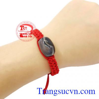 Theo phong thủy, lu thống không chỉ mang lại may mắn tài lộc mà còn giúp điều hòa, cân bằng năng lượng xung quanh người đeo,Dây tết mã não cá tính