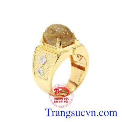 Nhẫn nam thạch anh tóc lịch lãm được chế tác từ đá thạch anh tóc thiên nhiên và vàng 14k.