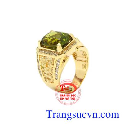 Nhẫn nam vàng Peridot sang trọng được chế tác tinh xảo, cá tính, đá peridtaf viên đá tượng trưng cho sức sống và niềm hy vọng.