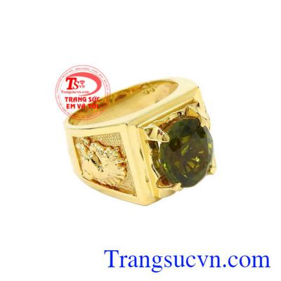 Nhẫn nam vàng Peridot tinh tế hợp với những người mệnh hỏa và mộc.