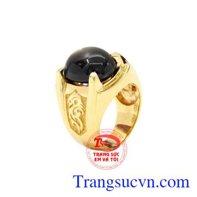 Nhẫn nam vàng Sapphire sao độc đáo được chế tác từ đá sapphire sao chất lượng cùng vàng 18k mang lại vẻ sang trọng, đẳng cấp cho phái mạnh.
