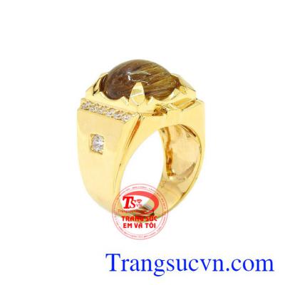 Nhẫn nam vàng thạch anh tóc đẹp là sự kết hợp giữa thạch anh tóc thiên nhiên và vàng 14k, sự kết hợp hoàn hảo mang lại vẻ lịch lãm, sang trọng.