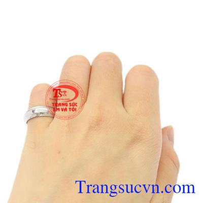 Nhẫn nam vàng trắng ngón út là món quà hoàn hảo cho người thương.