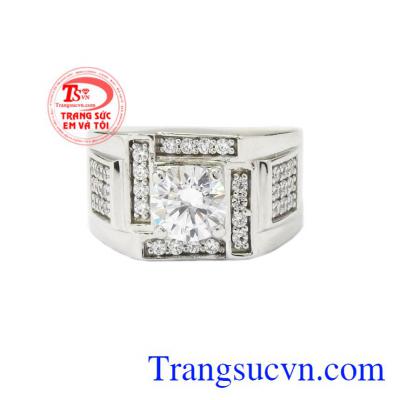 Nhẫn nam vàng trắng nổi bật có thể kết hợp với nhiều kiểu quần áo. 