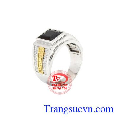 Nhẫn nam vàng trắng Sapphire nổi bật được chế tác từ vàng trắng 18k và đá sapphire thiên nhiên đẹp, chất lượng. 