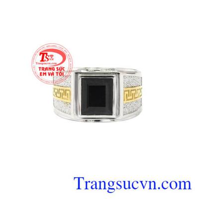 Nhẫn nam vàng trắng Sapphire nổi bật giúp phái mạnh thể hiện cá tính.
