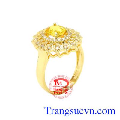 Nhẫn nữ Sapphire vàng sang trọng được thiết kế công phu, tỉ mỉ, làm nổi bật bẻ quyền quý, quý phái cho người đeo.