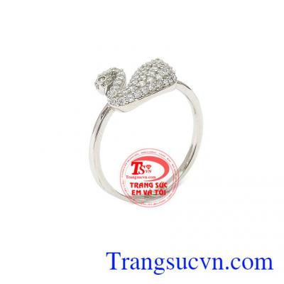 Nhẫn nữ thiên nga vàng trắng mang đến vẻ đẹp sang trọng, thanh lịch cho người đeo