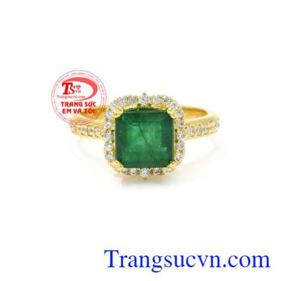 Nhẫn nữ vàng Emerald thiên nhiên sẽ là món quà hoàn hảo cho người thương yêu.