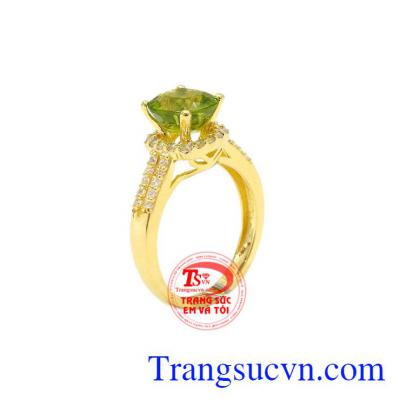Nhẫn nữ vàng Peridot thiên nhiên phù hợp với những người mệnh Mộc và Hỏa.