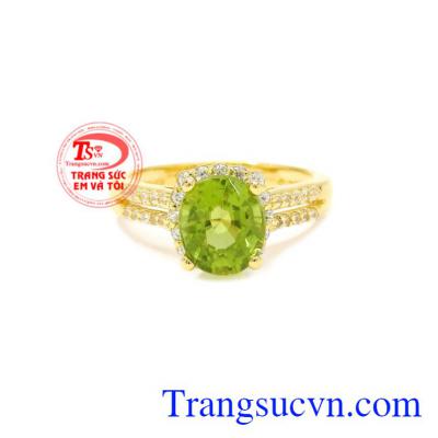 Nhẫn nữ vàng Peridot thiên nhiên được thiết kế sang trọng, tỉ mỉ, màu sắc bắt mắt.