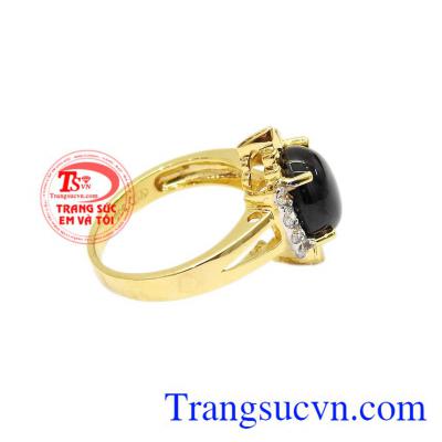 Sản phẩm kết hợp hài hòa giữa màu vàng của vàng tây 14k cùng màu xám đen của đá saphir sao thiên nhiên. Nhẫn saphir sao quý tộc