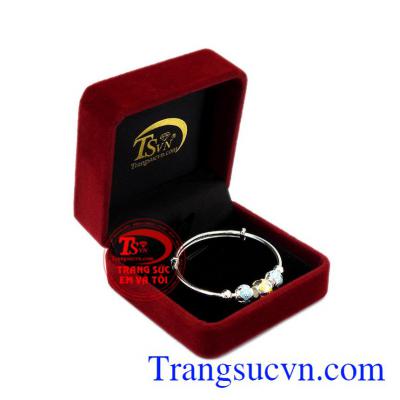 Vòng tay charm bạc trẻ em xinh xắn.