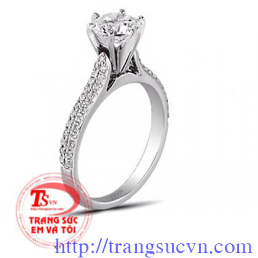 Sản phẩm phù hợp để cầu hôn bạn gái hay chỉ đơn giản là tặng cho người vợ thân yêu. Nhẫn kim cương.
