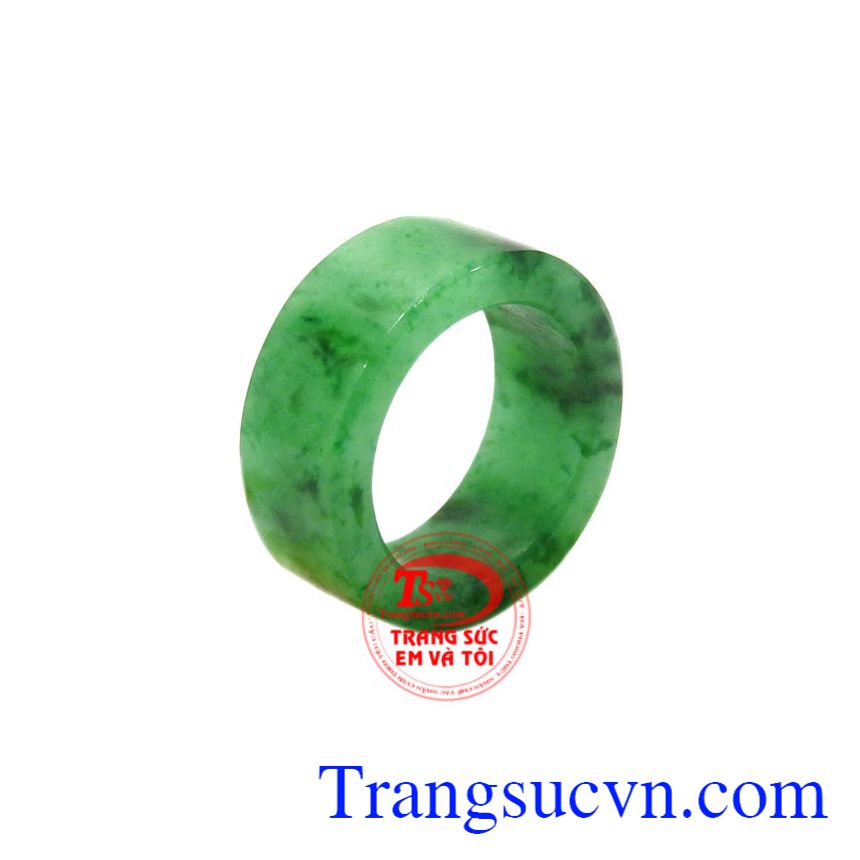 Nhẫn ngọc ngón út Jadeite được chế tác từ ngọc cẩm thạch thiên nhiên chất lượng cao, màu sắc bắt mắt.