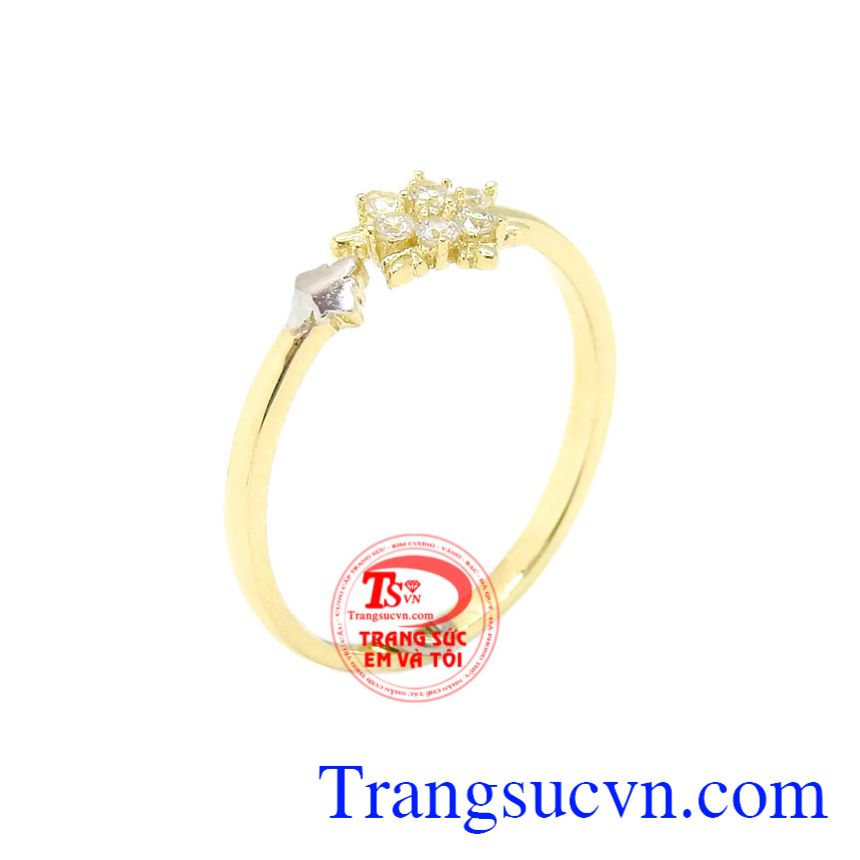 Nhẫn nữ vàng hoa tuyết được thiết kế tỉ mỉ, chạm khắc bông hoa tuyết tinh tế, xinh xắn.