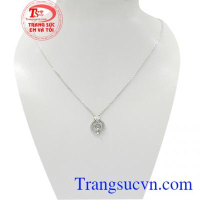 Bộ dây cartier vàng trắng là bộ sản phẩm của Hàn quốc với dây chuyền kèm mặt dây được thiết kế tinh tế, sắc nét