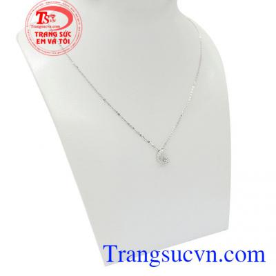 Dây chuyền mặt trăng đầy tính chất nghệ thuật là biểu tượng đặc biệt