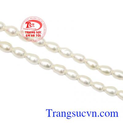 Ngọc trai trắng là biểu tượng của sự trong trắng, thánh thiện, kiêu sa,Chuỗi cổ ngọc trai dịu dàng