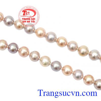 Màu trắng tượng trưng cho tâm hồn ngây thơ, vẻ đẹp thánh thiện,Chuỗi cổ ngọc trai sang trọng