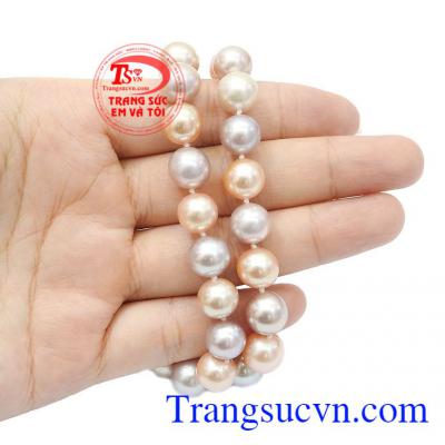 Ngọc trai màu trắng được nhiều chị em phụ nữ yêu thích là do nó vừa mang sự nhẹ nhàng, thanh nhã, nữ tính vừa mang nét mạnh mẽ, kiêu kỳ,Chuỗi cổ ngọc trai sang trọng