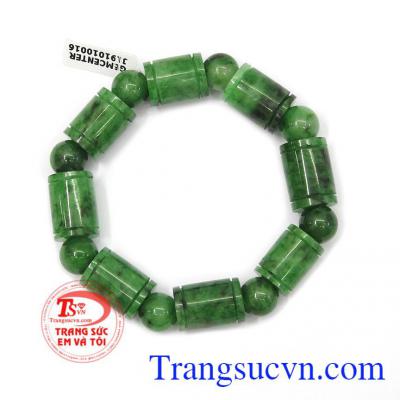 Người xưa cho rằng đeo ngọc cẩm thạch tốt cho vận khí, sức khỏe, tiền tài