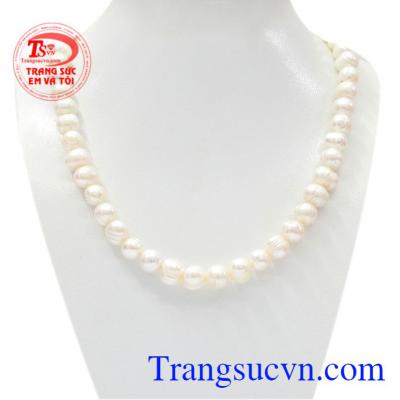 Chuỗi ngọc trai đẹp được chế tác từ những viên ngọc trai thiên nhiên, chất lượng.