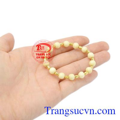 Chuỗi tay vàng dâu trẻ em khỏe mạnh, an lành.