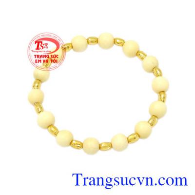 Chuỗi tay vàng dâu trẻ em không chỉ là món quà thông thường mà nó còn chứa đựng tình yêu thương của cha mẹ, ông bà luôn cầu chúc sự bình an cho con, cháu mình.