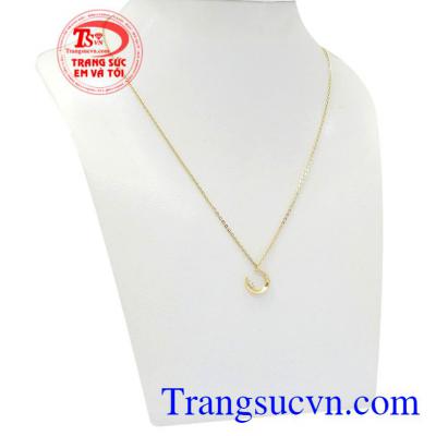 Dây chuyền nữ trăng sao sẽ khiến các cô nàng mê mẩn bởi sự nhẹ nhàng, tinh tế của sản phẩm này.