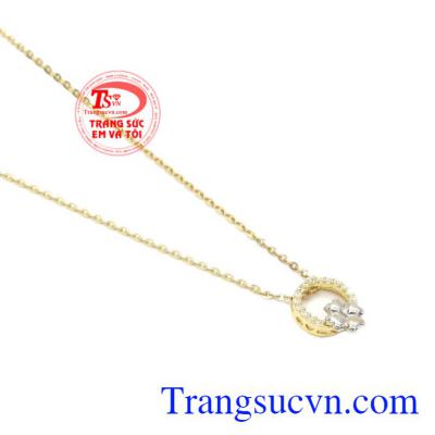Dây chuyền nữ vàng hoa phù hợp với nhiều kiểu trang phục.