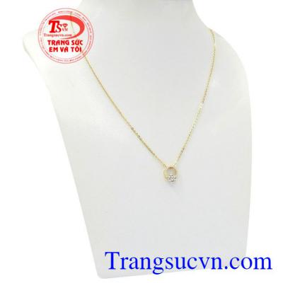 Dây chuyền nữ vàng hoa mang lại vẻ thanh lịch nữ tính cho các quý cô.