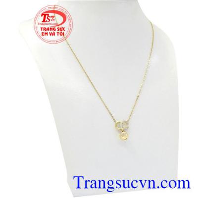 Dây chuyền nữ vàng thanh lịch rất được phái đẹp ưu chuộng, là món quà ý nghĩa dành cho người thương vào những dịp đặc biệt.