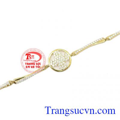 Sản phẩm thích hợp với mọi lứa tuổi, phù hợp làm quà tặng cho người thân hoặc bạn bè,Lắc tay nữ vàng Van cleef