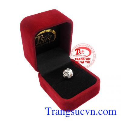 Với thiết kế đơn giản là sự lựa chọn cho các bạn gái từ dịu dàng đến cá tính,Mặt dây chuyền charm vàng trắng